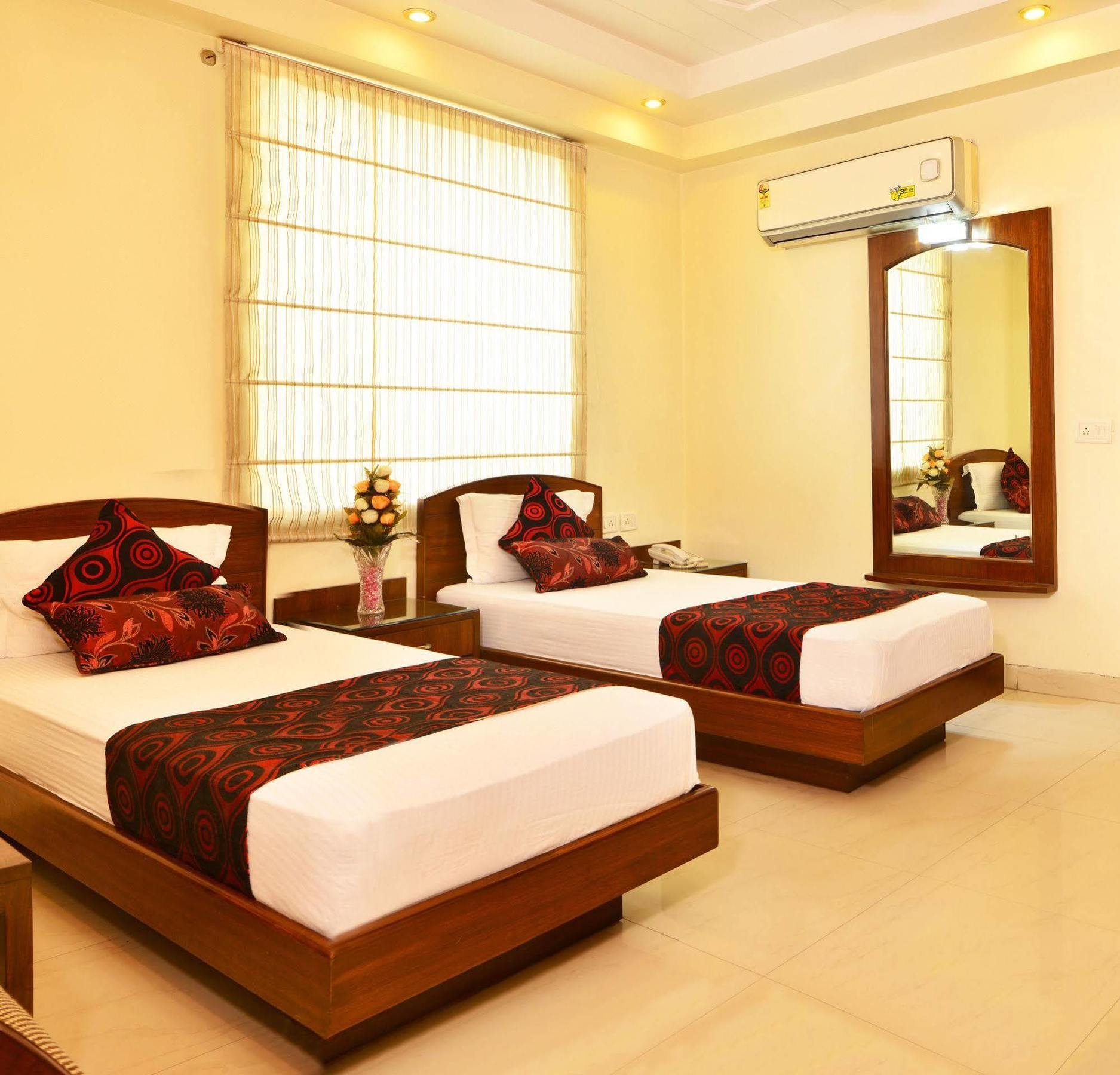 Hotel Shipra International New Delhi Exteriör bild