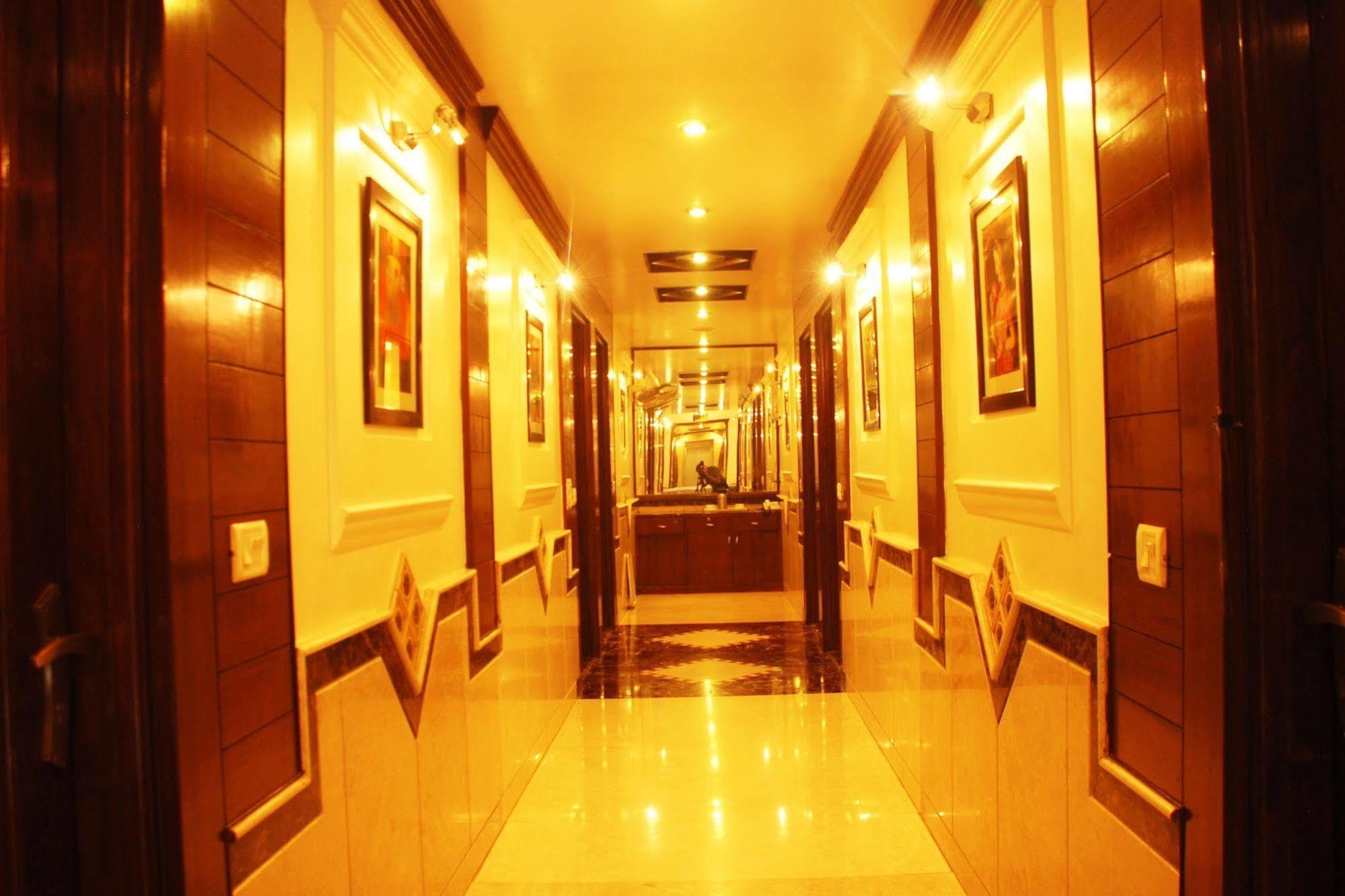 Hotel Shipra International New Delhi Exteriör bild